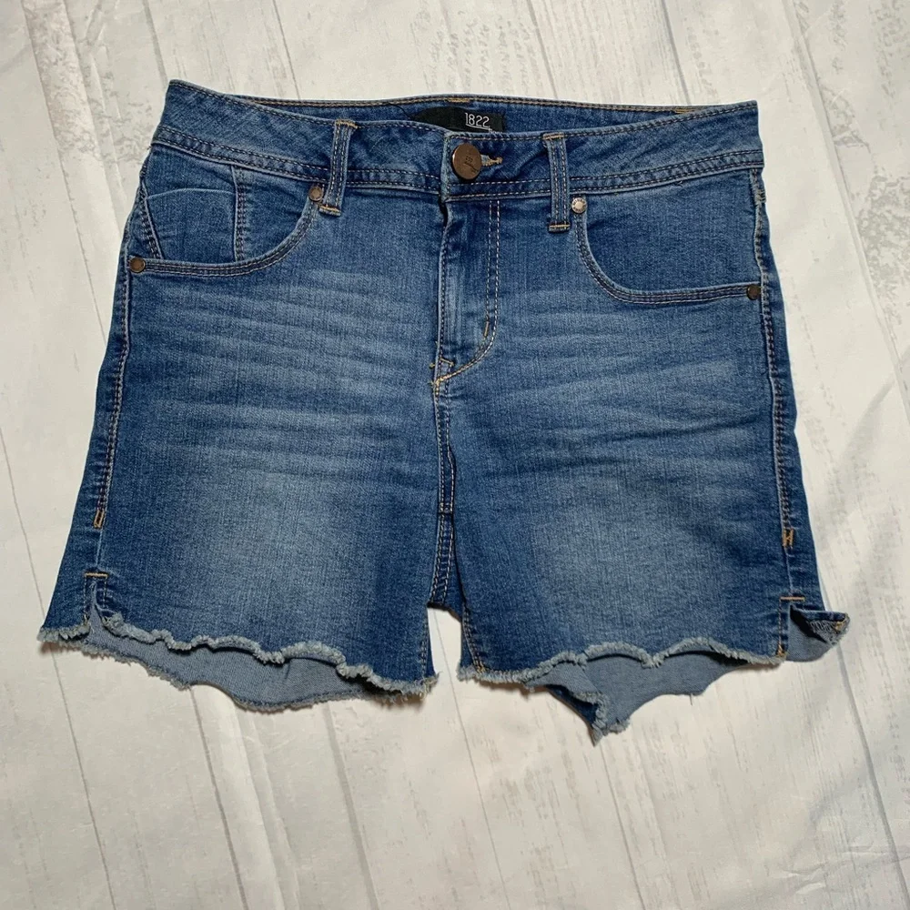 1822 Denim jean shorts. Size 4.